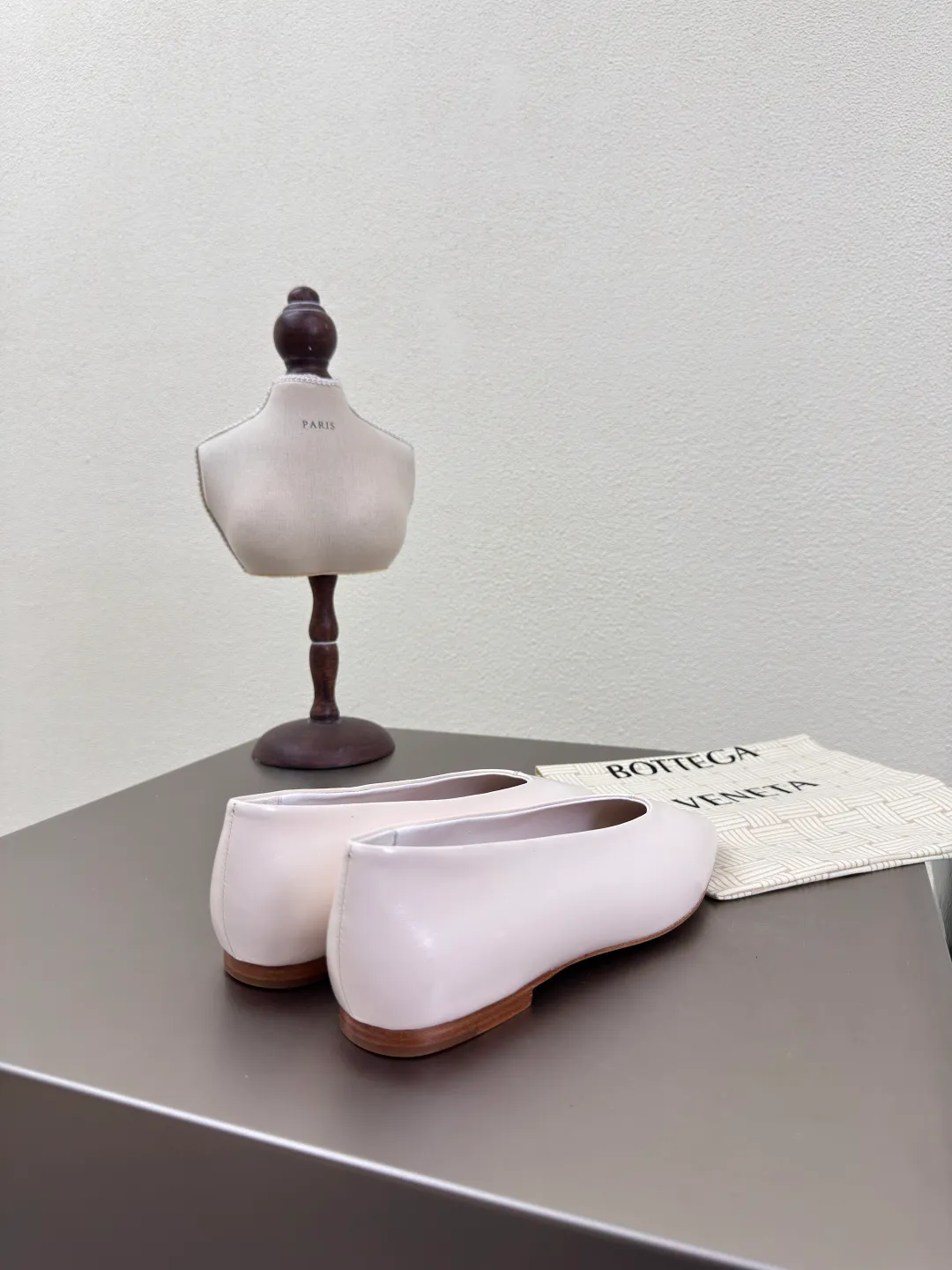 👟👟Ex-factory price 640👟👟 BV women's Sofia ballet shoes leather ballet shoes silver family elements woven series high version small round toe essential for commuting BV early autumn series are so beautiful💯 The use of elegant materials in shoes is intellectual, elegant and capable, full of high-end sense✅The design is beautiful~~ The fabric is made of original consistent lambskin and the shaping technology pursues the perfection of the internal process✅ Heel The foot pads are made of lambskin, never sloppy 🆚Original💯 Outsole technology Brand classic The new season uses Italian genuine leather outsole with clear dyeing technology and rubber square technology 💯 Comfortable and high-end flat design makes travel more comfortable and confident 35 36 37 38 39 40 41 42 (40 41 42 customized code number) Equipped with original packaging Hot glue process logo cloth bag